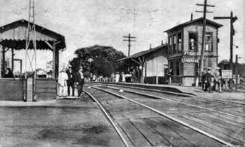 Station-Lynbrook - PT Tower-Exp Hse-c. 1910.jpg (113598 bytes)