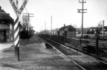 Station - Centre Ave. - Lynbrook - Depot and Platform View NE - c. late 1930s (Huneke).jpg (91022 bytes)