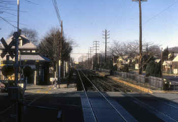Station - Centre Ave. - Lynbrook - Former Low Platform (View NE from Hi Level Platform) - 12-09-82  (Huneke).jpg (108981 bytes)