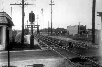 Station - Centre Ave. - Lynbrook - Rough Platform Only -View NE - c. late 1920s (Huneke).jpg (90415 bytes)