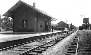 Station-Mattituck-Water Tower- c. 1905_Keller.jpg (80532 bytes)