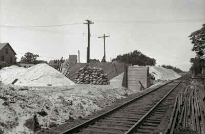 24-Station-Medford-Grade-Elim-Trestle-Abutments-Temp-Tracks-Raising-Grade-West-Summer-1940.jpg (107802 bytes)
