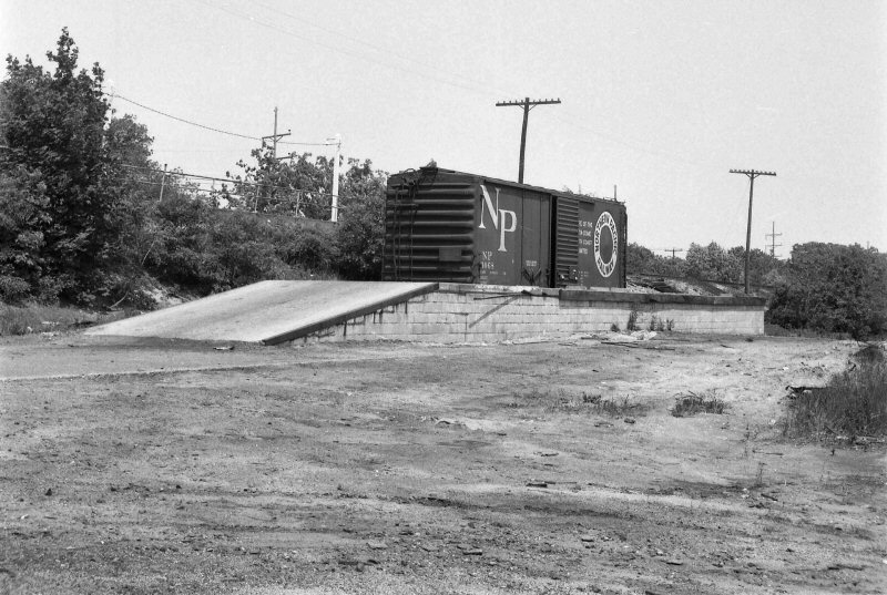 http://www.trainsarefun.com/lirr/medford/27-Station-Medford-NP-Boxcar-Team-Track-Loading-Dock-1969.jpg