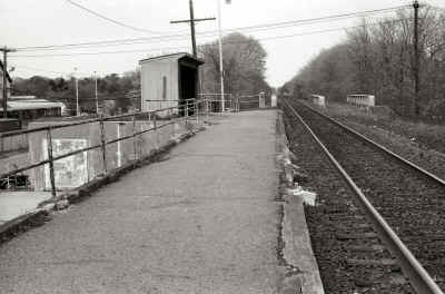 28-Station-Medford-Shelter-Shed-Track-Level-West-5-1988.jpg (121575 bytes)