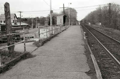 29-Station-Medford-Shelter-Shed-Exp-Ramp-Track-Level-West-5-1988.jpg (123013 bytes)