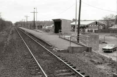30-Station-Medford-Shelter-Shed-Track-Level-East-5-1988.jpg (123176 bytes)