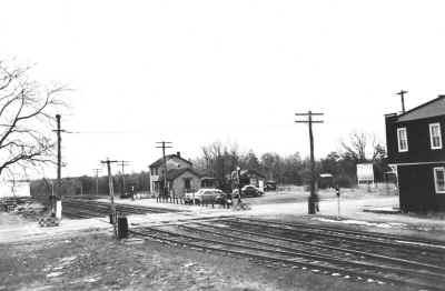 6-Station-Medford-Rt 112 Xing-Team Track-1939.jpg (78243 bytes)