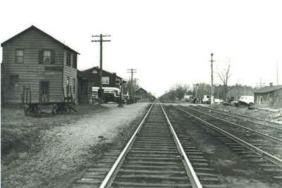 8-Station-Medford-Team-Track-Pass-Siding-West-4-1940.jpg (82245 bytes)
