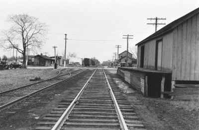 9-Station-Medford-Frt-House-Team-Track-Pass-Siding-East-4-1940.jpg (93708 bytes)