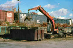 Medford-Team-Track_scrap-loading_11-3-87_EdwardHand.jpg (110988 bytes)