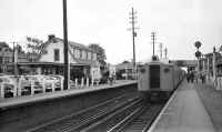 MU Train-EB at Sta-Mineola-1954 (Edwards-Keller).jpg (74685 bytes)