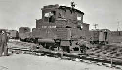 LIRR-320_Morris-Park.jpg (127867 bytes)