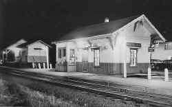 Central-Islip-station_1953_Dick Wetterau-Dick Viken.jpg (92454 bytes)