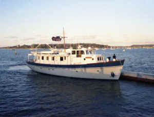 Q-Jakobsen-Yacht-Docking-at-Main-Pier-12-84.jpg (52925 bytes)