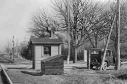 Patchogue South Country Rd shanty close up.jpg (119548 bytes)