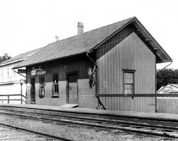 Station-Peconic-Old Train Order Signal-View SE-c. 1905 (Keller).jpg (148331 bytes)