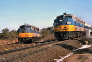 FA2-607-WB Ronk Train passing FA1-618-PSH Train on Hospital Spur-Pine Aire-12-28-75 (Madden-Keller).jpg (104515 bytes)