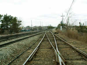 Pine-Aire-siding_viewW_LIRR-doubletracked- electrified-Main-Line-left_Pat-Masterson.jpg (261336 bytes)