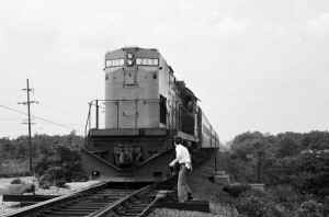 Train-4244_entering- Pilgrim-State-Hospital_9-01-1968_makse.jpg (53372 bytes)