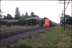 H16-44-507_Cemetery-Train-westbound_Station-Pinelawn_Old-Cemetery-station-left_viewNE-1960_Rugen-Keller.JPG (272851 bytes)