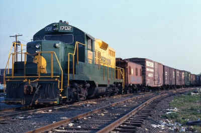 PNC-1701-GP9 Farmingdale_New-Hwy-Yard_6-1974_EllisSimon.jpg (96873 bytes)