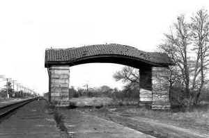 Pinelawn-Cemetery-station-administration-remains_ViewW-Wellwood-Ave_1968_DaveKeller.jpg (50769 bytes)