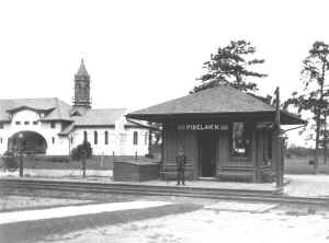 Station-Pinelawn-1908-high res.JPG (47215 bytes)