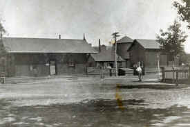 Smithtown-station_1906_viewS.jpg (70942 bytes)