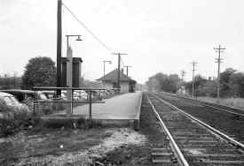 Smithtown-station_viewW_Call-box-left_10-8-43_Weber.jpg (122760 bytes)