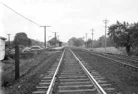 Smithtown-station_viewW_LI-Ice-Corp-left_10-8-43_Weber.jpg (125898 bytes)