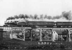 Smithtown-steel-trestle_LIRR-class D56-American_4-4-0.jpg (82211 bytes)