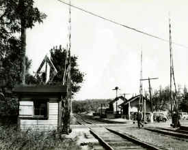 Smithtown_Rte.25-crossing_viewE_c.1935.jpg (95200 bytes)