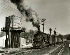 lirr107-H10s_Smithtown-water-tank_viewNE_2-1953_John-Krause.jpg (153074 bytes)
