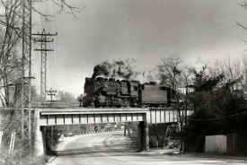 lirr_2-8-0_Class-H10s_Smithtown-trestle_viewE_Rte.25_1953.jpg (106556 bytes)