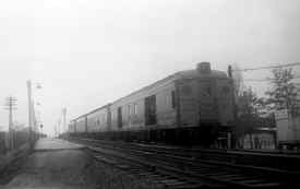1.  MU Train at Temporary Station-NYWorld's Fair-1962 (Edwards-Keller).jpg (34690 bytes)