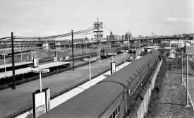 4.  MU Trains at Station-NYWorld's Fair - 09-25-65 (Votava-Keller).jpg (60920 bytes)