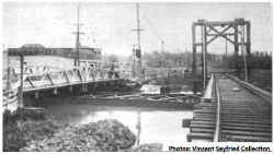 Flushing-Creek_NY&NS-Trolley-bridge_Route25Abridge_VanR.SwezyHay-Grain-Feed & Coal Co._viewNE_c.1910.jpg (53880 bytes)