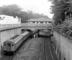 MU Train Leaving Sta-Murray Hill - 1950 (Edwards-Keller).jpg (118818 bytes)