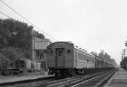 MU Train at Station - Little Neck-View W - 09-18-51 (Faxon-Keller).jpg (35670 bytes)