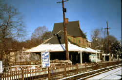 Station-Douglaston-Temp Tkt Ofc in Bkgd-View NE - 1962 (Keller).jpg (121297 bytes)
