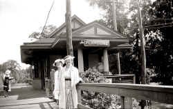 Station-Plandome-Ladies Waiting for Train-c. 1930.jpg (143652 bytes)