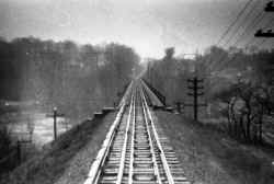 Viaduct-Manhasset-Track Level - Undated  (Keller).jpg (110542 bytes)