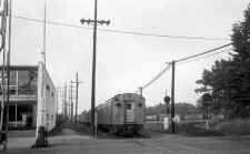 MU Train-Roosevelt Raceway-E at Franklin Ave.-Garden City-View SE-1956 (Edwards-Keller).jpg (92897 bytes)