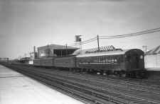 MU_Train_at_Sta-Aqueduct-View_NE-1949_(Edwards-Keller).jpg (94878 bytes)