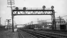 MU_Train_at_Sta-Hamilton_Bch-View_NE-1949_(Edwards-Keller).jpg (109786 bytes)