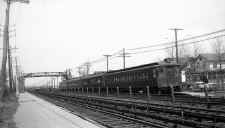 MU_Train_at_Sta-Hamilton_Bch-closer-View_NE-1949_(Edwards-Keller).jpg (95800 bytes)