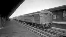 MU_Train_at_Sta-Holland-1950_(Edwards-Keller).jpg (46290 bytes)