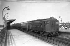MU_Train_at_Sta-Seaside-View SE_1950_(Edwards-Keller).jpg (58322 bytes)