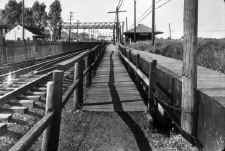 Station-Howard_Beach-View_N-10-03-34_(Keller).jpg (86897 bytes)