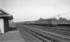 Station-Rego-Park-MU-Train_viewW_1952_Edwards-Keller1.jpg (57551 bytes)